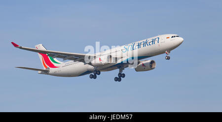 SriLankan Airlines Airbus A330 4R-ALQ sull approccio finale all aeroporto di Heathrow LHR Foto Stock