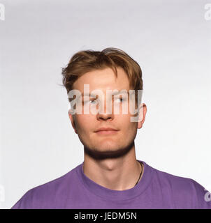 Ritratto di un giovane uomo in un viola t shirt Foto Stock