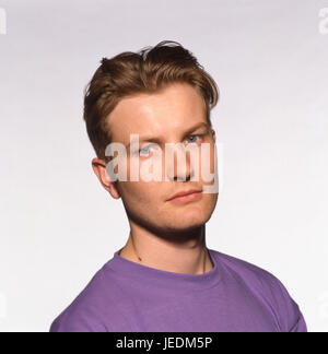 Ritratto di un giovane uomo in un viola t shirt Foto Stock