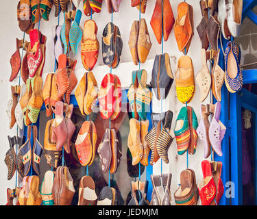 Marocchino tradizionale le calzature di cuoio, pantofole per la vendita nel souk medina di Essaouira Foto Stock