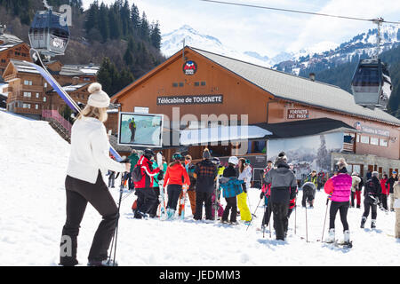 Gli sciatori testa per lo ski lift, telecabine de Tougnete, Stazione Centrale Méribel Foto Stock