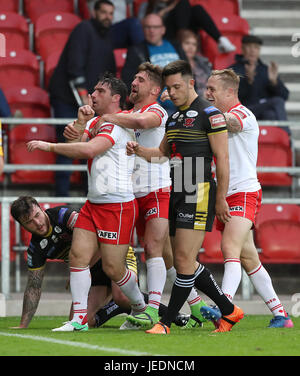 St Helens Matty Smith celebra la sua prova contro Salford Red Devils, durante la Betfred Super League a AJ Bell Stadium, Salford. Foto Stock