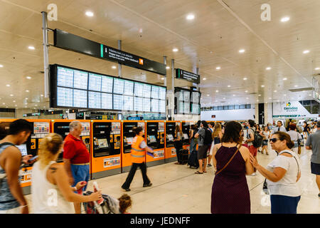 Barcellona, Spagna - Agosto 05, 2016: Costruito nel 1970, Barcelona Sants è la stazione ferroviaria principale e il più importante hub di trasporto a Barcellona. Foto Stock