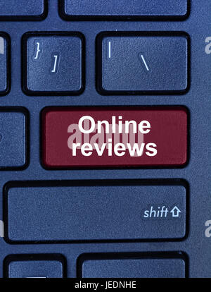 Recensioni online parole sulla tastiera del computer il tasto Foto Stock