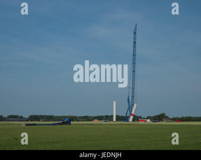 La costruzione di un nuovo impianto eolico con un big Blue Crane, Kalkar, Germania Foto Stock