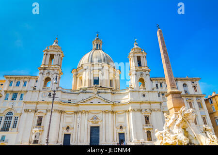 Chiesa di Sant Agnese in Agone e la Fontana dei Quattro Fiumi con obelisco egiziano a Piazza Navona, Roma, Italia Foto Stock