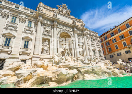 La fontana di trevi , fontana di trevi, è una fontana di trevi rione di Roma, Italia. standing 25.9 metri e alta 19,8 metri di larghezza, è il grande Foto Stock