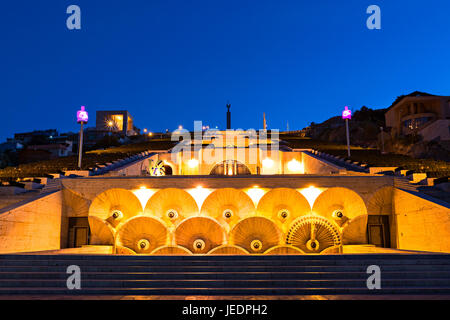 Struttura costruita con scalinate noto come cascata in Yerevan, Armenia. Foto Stock