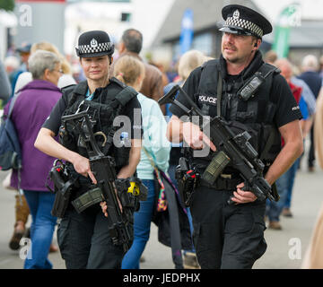 Poliziotti armati di pattuglia al Royal Highland Show, Ingliston, Edimburgo. Foto Stock