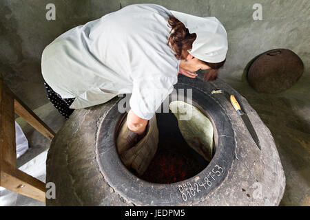 Donna locale che fa il pane armeno conosciuto come Lavash, a Garni, Armenia. Foto Stock