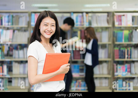 Un gruppo di studenti asiatici che studiano insieme nella biblioteca dell Università. Gli studenti universitari. Foto Stock
