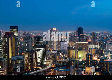 Osaka downtown skyline della città presso il caratteristico quartiere Umeda di Osaka in Giappone. Foto Stock