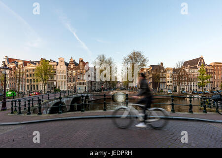 Amsterdam gente in bicicletta nella parte storica di Amsterdam, Paesi Bassi. Foto Stock