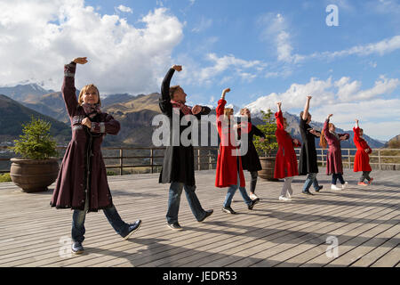 Il popolo georgiano in abiti locali eseguire georgian folk dance, Georgia, montagne del Caucaso. Foto Stock