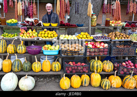 Uomo georgiano e frutta stand, vicino a Batumi, Georgia. Foto Stock