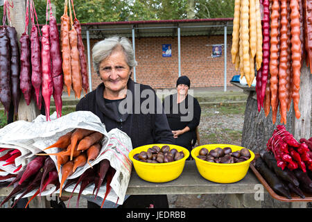 Donne che vendono dessert georgiano di Churchkhela, vicino Batumi, Georgia. Foto Stock