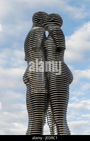 Lo spostamento delle statue di metallo di Ali e Nino byTamara Kvesitadze a Batumi, Georgia. Foto Stock