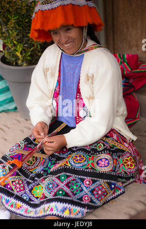 Peruviano donna locale la tessitura Foto Stock