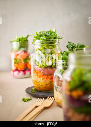 La conservazione di un vasetto di frumento con insalata di verdure, uova sode e fette di manzo Foto Stock