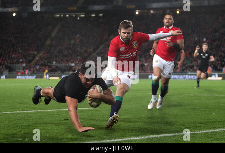 Nuova Zelanda Codie punteggi Taylor il suo lato della prima prova durante il primo test del 2017 British e Irish Lions tour presso Eden Park di Auckland. Foto Stock