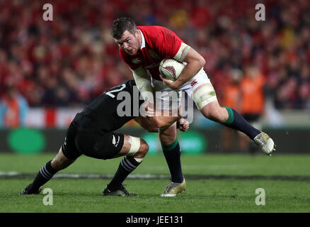 Inglesi e irlandesi " Lions Pietro O'Mahony è affrontato dalla Nuova Zelanda Aaron Cruden durante il primo test del 2017 British e Irish Lions tour presso Eden Park di Auckland. Foto Stock