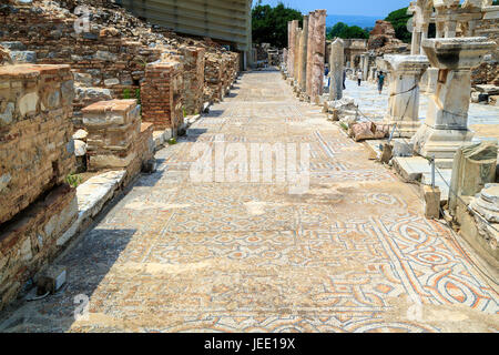 Un mosaico antico sulla strada del sito archeologico romano di Efeso in Turchia. Foto Stock