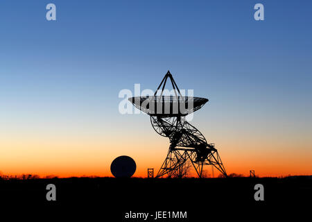 Un miglio telescopio di array e MERLIN telescopio al Mullard Radio Astronomy Observatory, MRAO, al Lords Bridge, Cambridgeshire. Foto Stock