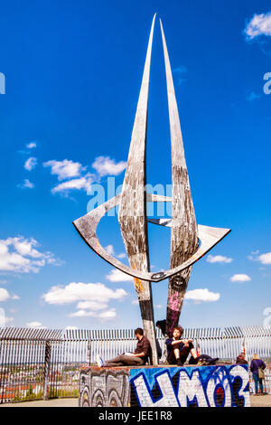 Berlino, Mitte Volkspark Humboldthain Wiedervereinigung, riunificazione memorial sculpture di Arnold Schatz sulla sommità della torre di flak piattaforma di visualizzazione- Foto Stock