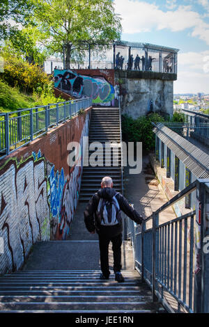 Berlino, Mitte Volkspark Humboldthain - Old WW2 Anti-Aircraft flak torre e bunker con piattaforma di osservazione. Vista panoramica della città. Humboldthain Foto Stock