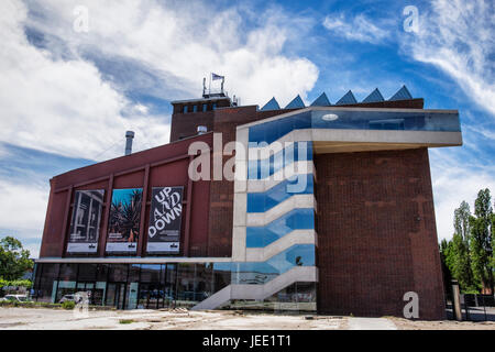 Berlino,Neukölln.Il KINDL - Centro per l Arte Contemporanea,inusuale spazio nella ex fabbrica di birra Kindl costruzione,centro culturale a elencati di edificio in mattoni rossi Foto Stock