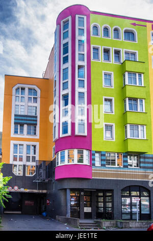 Broadway Neukölln, moderno edificio di appartamenti e centro shopping clourful esterno e la facciata, Berlino, Germania Foto Stock