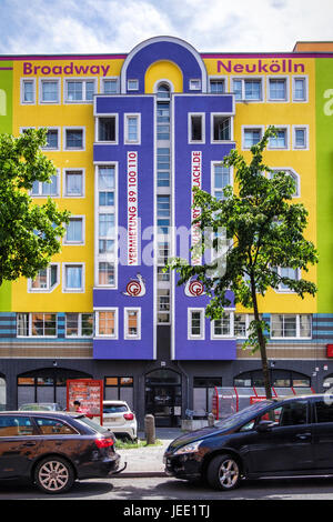 Broadway Neukölln, moderno edificio di appartamenti e centro shopping clourful esterno e la facciata, Berlino, Germania Foto Stock