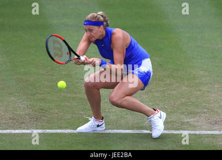 La Repubblica ceca è Petra KVITOVA in azione contro la Repubblica Ceca Lucie SAFAROVA durante il giorno sei del 2017 AEGON Classic a Edgbaston Priory, Birmingham. Stampa foto di associazione. Picture Data: Sabato 24 Giugno, 2017. Vedere PA storia TENNIS Birmingham. Foto di credito dovrebbe leggere: Mike Egerton/filo PA. Restrizioni: solo uso editoriale, nessun uso commerciale senza previa autorizzazione Foto Stock