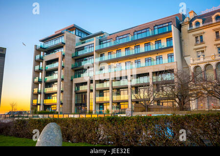 Azure appartamenti, Plymouth Hoe in GOLDEN SUNSET, moderno appartamento di alta qualità, blocco di vetro frontale, architetti DESIGN GROUP, Plymouth, Devon, Inghilterra, Regno Unito Foto Stock