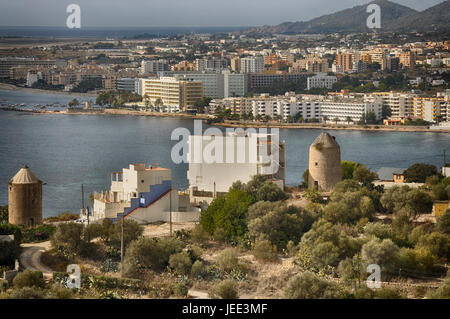 La città di Ibiza panorama con antichi mulini in primo piano Foto Stock