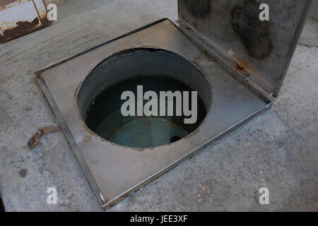 Un buco nel terreno riempito di acqua per Tevilat Kelim, in cui gli ebrei ortodossi utilizzare per immergere utensili in metallo che vengono acquistati o acquisiti da un non-Ebreo prima del loro primo utilizzo. Situato nell'obbedienza Hassidica Batei Rand quartiere case fondata nel 1908 a Nachlaot o Nahlaot un raggruppamento di 23 vecchi quartieri cortile che è stata popolata la nuova città dopo aver lasciato la città fortificata di Gerusalemme nel tardo XIX secolo situato nella parte ovest di Gerusalemme Israele Foto Stock