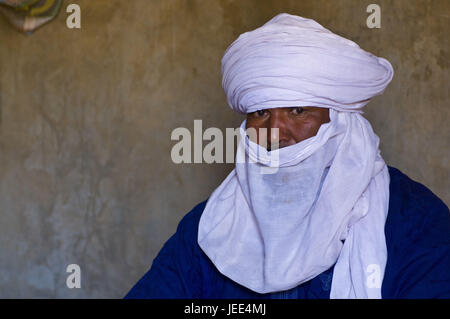 Ritratto di un locale Tuareg, La Vache qui Pleure, Algeria, Africa Foto Stock