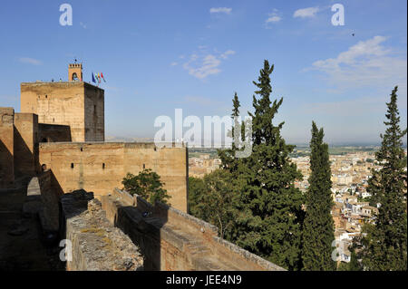 Spagna, Andalusia, Granada, vista sull'Alhambra Palace su parte della città di Albaicin, Foto Stock