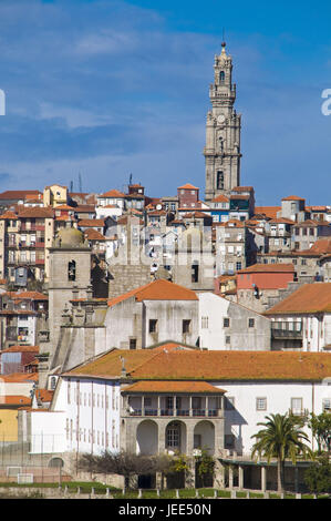 Spese di affrancatura, Clérigos chiesa, la torre campanaria, Torre dos Clérigos, townscape, Portogallo, Foto Stock