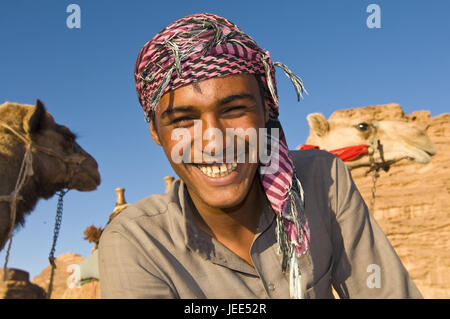 Beduino, felicemente, sorriso, ritratto, Wadi Rum, Giordania, Foto Stock