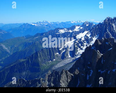 Montagne Alpine gamma paesaggio di bellezza francese, alpi italiane e svizzere visto da Aiguille du Midi a Chamonix Mont Blanc in Francia con il blu chiaro Foto Stock