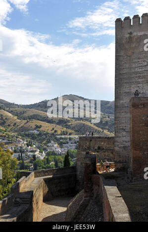 Spagna, Andalusia, Granada, Alhambra Palace, vista la Alcazaba sulle montagne, Foto Stock