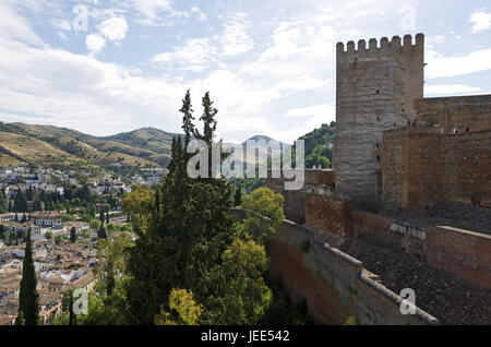 Spagna, Andalusia, Granada, Alhambra Palace, vista la Alcazaba sulle montagne, Foto Stock
