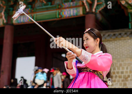 Indossando il tradizionale hanbok intorno a Seoul Palazzi Reali Foto Stock