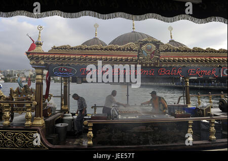 Turchia, Istanbul, parte della città di Eminou, ristorante di pesce nel Corno d'oro, Foto Stock