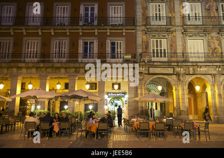 Spagna, Madrid, Plaza Mayor Street cafe di notte, Foto Stock