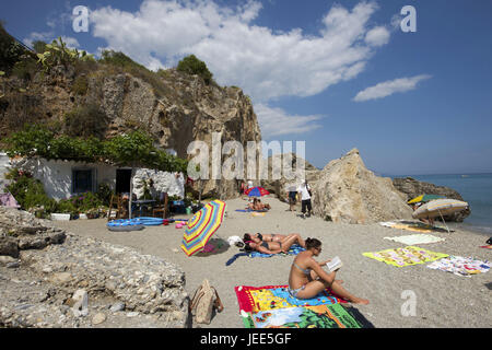 Spagna, Andalusia, Costa del Sol, Nerja, vacanziere in spiaggia di sabbia, Foto Stock