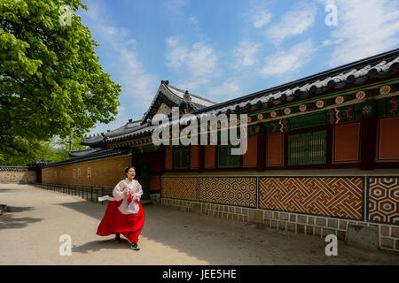 Indossando il tradizionale hanbok intorno a Seoul Palazzi Reali Foto Stock