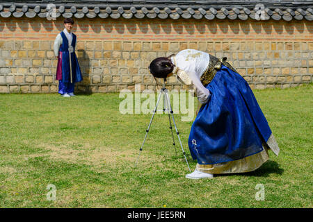 Indossando il tradizionale hanbok intorno a Seoul Palazzi Reali Foto Stock