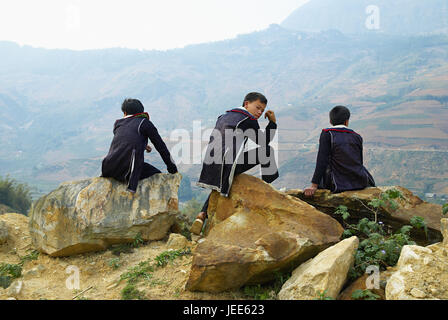 Asia, Vietnam, tre giovani persone su roccia, Foto Stock